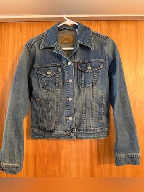 Levi's Women's Light Blue Denim Trucker Jacket